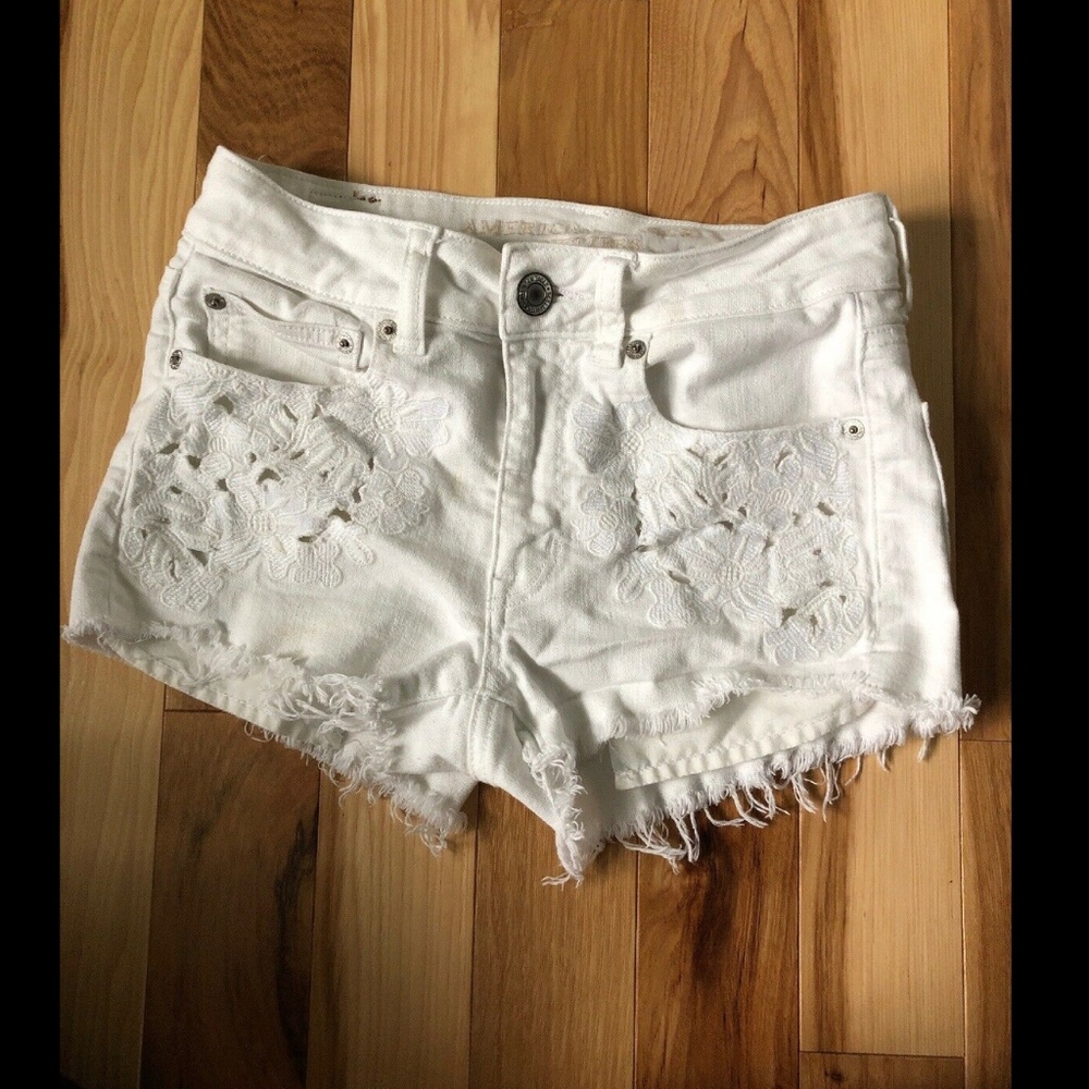 American Eagle White Denim Shorts! Sz 2!.